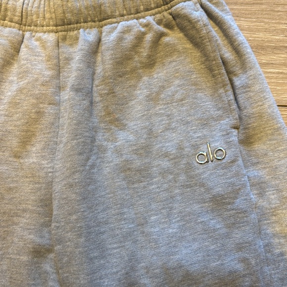 Alo Yoga Accolade straight leg sweatpants in athletic heather grey - Picture 4 of 6